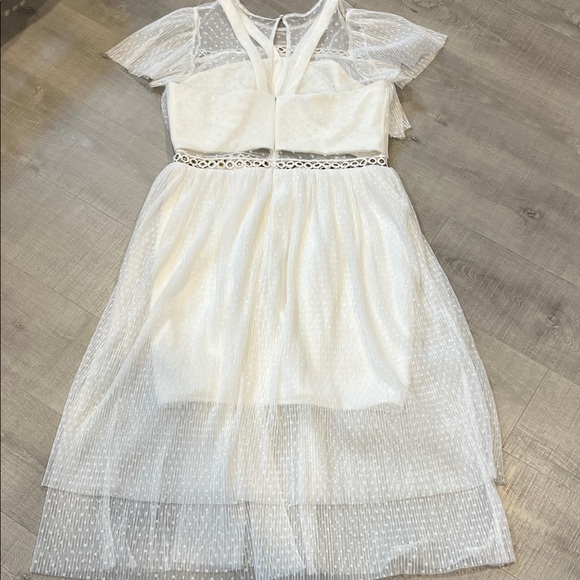 Chic White Midi Dress with Lace Details - Picture 5 of 7